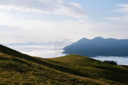Téléchargez les photos : Un panorama des sommets montagneux au-dessus d'une mer de nuages - en image libre de droit