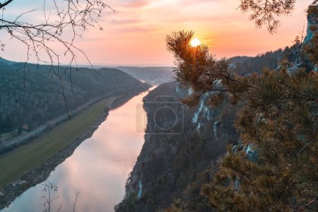 Téléchargez les photos : Un coucher de soleil envoûtant au Bastei avec vue sur l'Elbe en Saxe près de Dresde, Allemagne - en image libre de droit