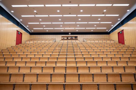 Téléchargez les photos : Une salle de conférence vide de l'Université de Fribourg avec des chaises en bois - en image libre de droit