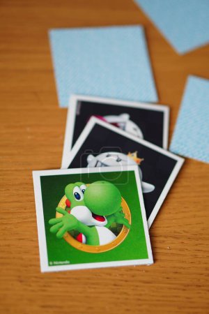 Téléchargez les photos : Un plan vertical de cartes d'un jeu de mémoire Ravensburger Super Mario montrant Yoshi sur une table en bois - en image libre de droit