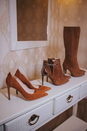 Foto de Zapatos de lujo en escritorio blanco en estudio - Imagen libre de derechos