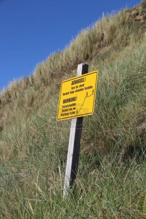 Téléchargez les photos : Plan vertical d'un panneau d'avertissement sur une pente raide d'une colline - en image libre de droit