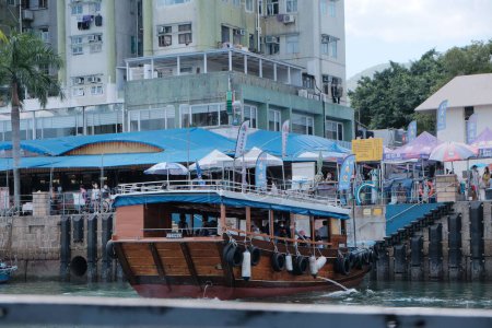 Téléchargez les photos : Un bateau en bois sur une jetée à Saigon, Hong Kong - en image libre de droit