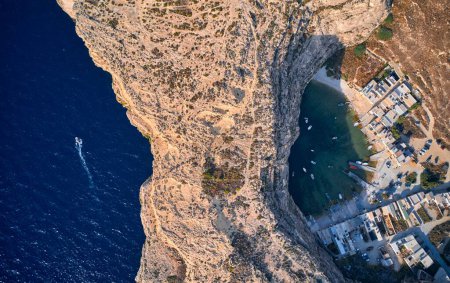 Foto de Una toma aérea del mar interior Gozo en la bahía de Dwejra en Malta - Imagen libre de derechos
