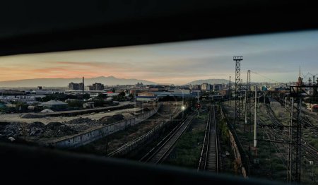 Téléchargez les photos : Le chemin de fer avec gare visible par la petite fenêtre - en image libre de droit