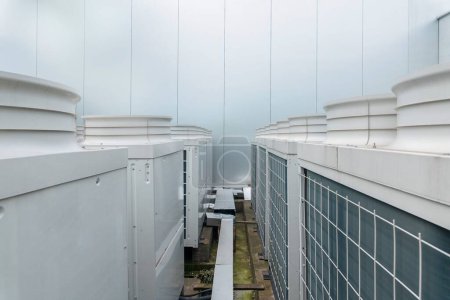 Foto de Una vista de cerca de un gran número de modernos acondicionadores de aire centrales fuera del edificio - Imagen libre de derechos