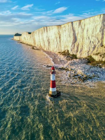 Téléchargez les photos : Une belle vue sur le phare près du promontoire de craie Beachy Head dans l'est du Sussex, en Angleterre - en image libre de droit