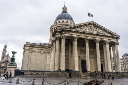 Téléchargez les photos : L'architecture du Panthéon à Paris, France avec le drapeau - en image libre de droit