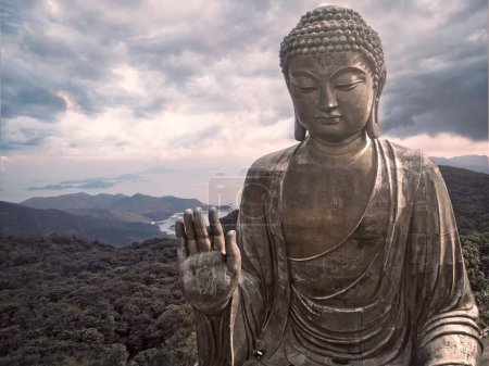 Foto de Una vista de cerca de la estatua de Buda con colinas en el fondo - Imagen libre de derechos