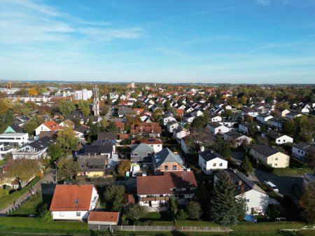 Foto de Un hermoso plano de una verde ciudad rural, con vistas a casas unifamiliares con techos a dos aguas en un día soleado - Imagen libre de derechos