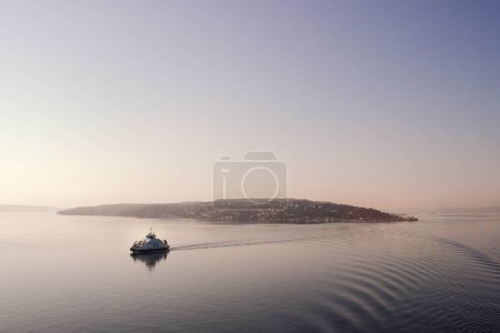 Téléchargez les photos : Un bateau naviguant dans la mer par temps brumeux - en image libre de droit