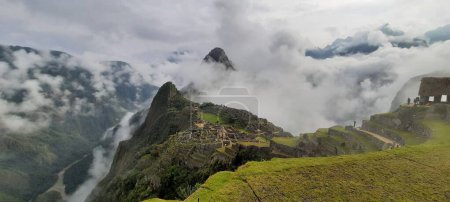 Foto de El Machu Picchu capturado desde la cima de una montaña - Imagen libre de derechos