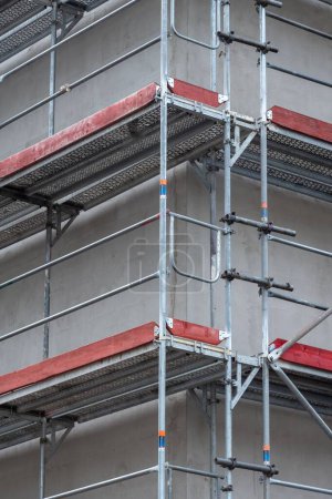 Foto de Un plano vertical de estanterías metálicas en una obra de construcción de un nuevo edificio - Imagen libre de derechos