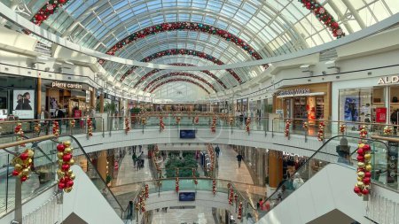 Téléchargez les photos : Le centre commercial le plus luxueux et le plus élégant d'Istanbul avec décoration de Noël et du Nouvel An - en image libre de droit