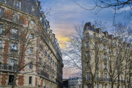 Foto de París, hermosos edificios rue Saint-Jacques en el distrito 14e, en invierno - Imagen libre de derechos