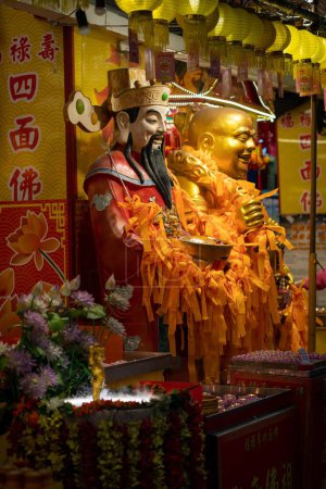 Téléchargez les photos : Un plan vertical des idoles chinoises dans un marché - en image libre de droit