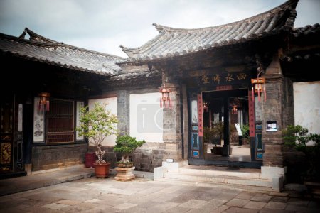 Foto de Una fachada de una antigua casa tradicional china en el jardín de la familia Zhu en Jianshui, China. - Imagen libre de derechos