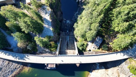 Téléchargez les photos : Plan en angle élevé du barrage de Cleveland dans le parc régional de Capilano River, C.-B., Canada - en image libre de droit