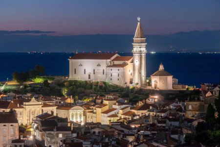 Téléchargez les photos : Une belle vue sur l'église paroissiale St. George's à Piran dans la soirée, Slovénie - en image libre de droit