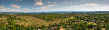 Foto de Una vista panorámica de los campos del Valle de los Ingenios con cielo azul en Trinidad, Cuba - Imagen libre de derechos