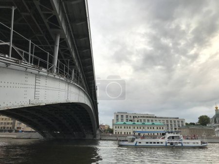 Foto de Un gran barco para los turistas bajo el puente sobre el río Moscú, Rusia - Imagen libre de derechos