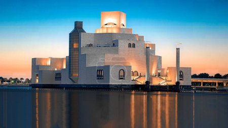 Téléchargez les photos : Une longue exposition du Musée d'art islamique qui se reflète dans un lac au coucher du soleil au Qatar - en image libre de droit