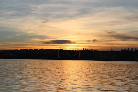 Téléchargez les photos : Une vue paysage sur le coucher du soleil sur la mer - en image libre de droit