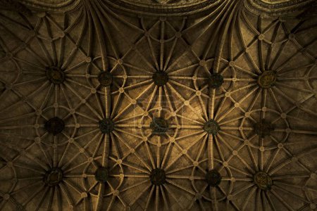 Foto de Un primer plano de una vista interior del Monasterio de Jerónimos con un techo arqueado - Imagen libre de derechos