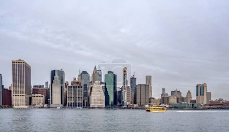 Téléchargez les photos : New York skyline par une journée nuageuse - en image libre de droit