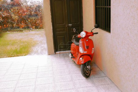 Foto de Un scooter vintage rojo estacionado junto a la antigua casa en Líbano, Beirut. - Imagen libre de derechos