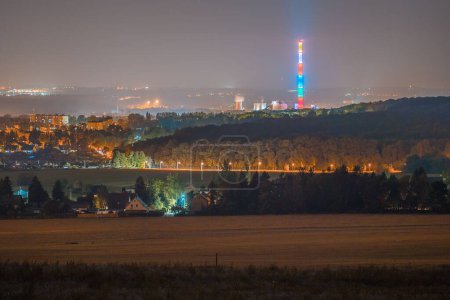 Foto de El horizonte de Chemnitz por la noche con vistas a la colorida chimenea de la energía térmica de lignito - Imagen libre de derechos