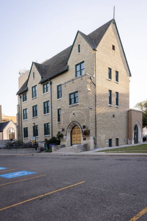 Téléchargez les photos : Vue verticale du Knowles Douglas Student Union Centre de l'Université Brandon au Manitoba, Canada - en image libre de droit