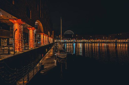 Téléchargez les photos : The Waterfront Royal Albert Dock la nuit à Liverpool, Royaume-Uni - en image libre de droit