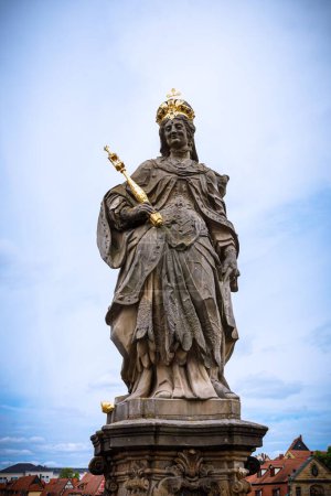 Téléchargez les photos : Un plan vertical de la statue de Sainte Kunigunde dans la vieille ville de Bamberg contre le ciel bleu - en image libre de droit