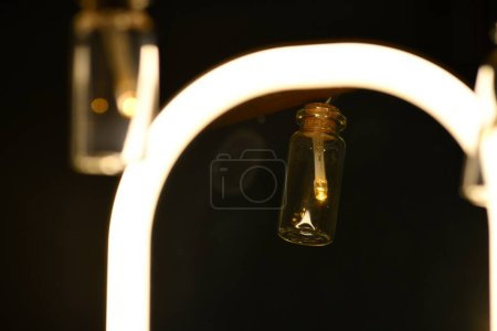 Foto de Un primer plano de las pequeñas bombillas para el interior sobre un fondo oscuro - Imagen libre de derechos