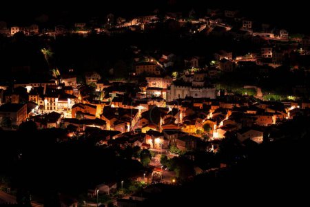 Téléchargez les photos : Un plan aérien de la petite ville avec des bâtiments la nuit - en image libre de droit