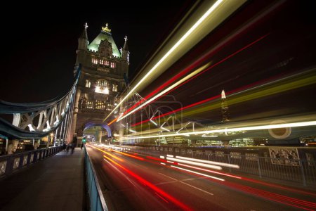 Téléchargez les photos : Une belle vue sur les sentiers lumineux sur le pont de la ville la nuit - en image libre de droit