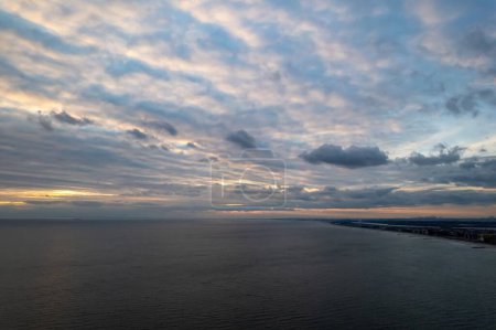 Téléchargez les photos : Un drone du paysage marin et de la Long Beach au coucher du soleil à New York, États-Unis - en image libre de droit