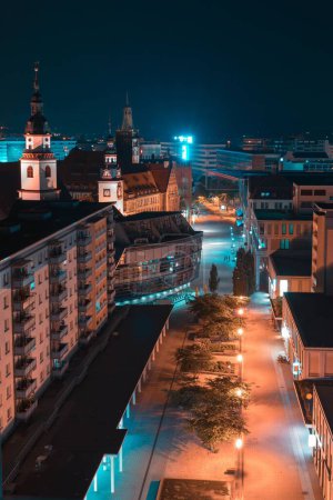 Foto de Un plano vertical del Rosenhof por la noche, con luces iluminadas en Chemnitz, Alemania - Imagen libre de derechos