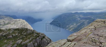 Téléchargez les photos : Une vue panoramique du fjord de Lysefjord par une journée nuageuse dans la région de Ryfylke dans le comté de Rogaland, Norvège - en image libre de droit