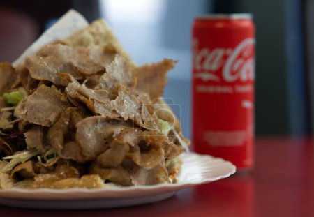 Téléchargez les photos : Un coup sélectif de kebab doner savoureux et une boîte de Coca Cola - en image libre de droit