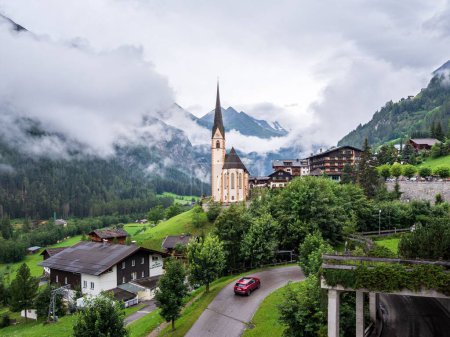 Foto de Una hermosa toma de la iglesia de San Vicente en Heiligenblut en Grossglockner, Austria. - Imagen libre de derechos