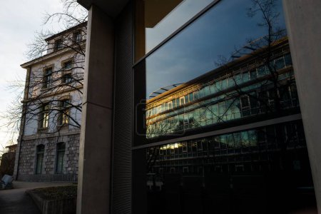 Téléchargez les photos : Le reflet d'un bâtiment sur la fenêtre avant d'un autre bâtiment moderne - en image libre de droit