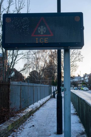 Téléchargez les photos : Un panneau au bord de la route à Newcastle upon Tyne, Royaume-Uni met en garde contre la glace - en image libre de droit