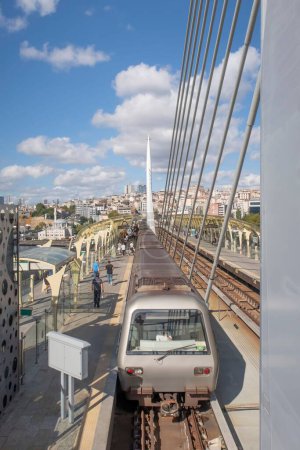 Téléchargez les photos : Plan vertical d'un train moderne circulant sur le pont du métro Halic à Istanbul, Turquie - en image libre de droit