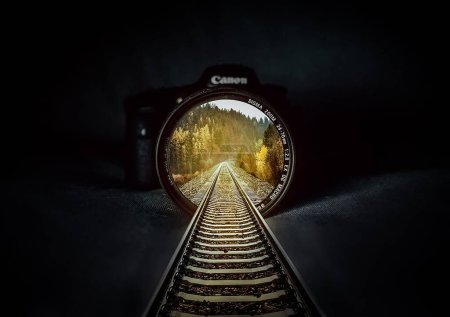 Foto de Un ferrocarril que entra en un túnel de lentes de cámara con paisajes naturales en su interior - Imagen libre de derechos