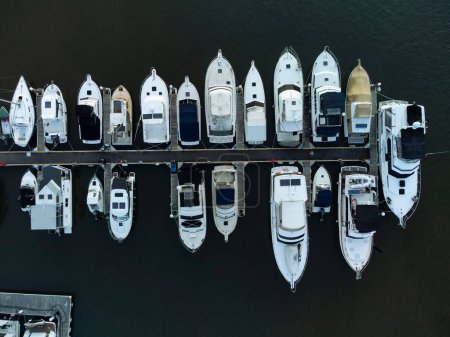 Foto de Una vista aérea de los barcos en el puerto en el tranquilo río Hawkesbury en Brooklyn, Sydney - Imagen libre de derechos