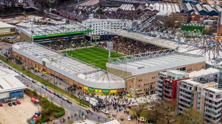 Téléchargez les photos : Vue aérienne du Norwich City Football Club avant un match de football - en image libre de droit