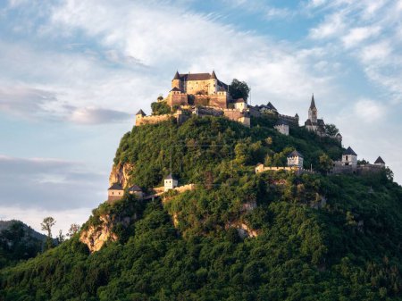 Téléchargez les photos : Un beau cliché du château d'Hochosterwitz au sommet d'une colline en Carinthie, Autriche - en image libre de droit