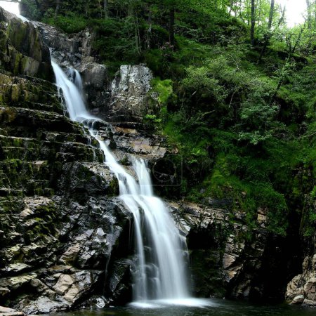 Eine Nahaufnahme eines wunderschönen Wasserfalls im Wald in Snowdonia, Wales